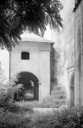 kościół pw. św. Ducha - dzwonnica oraz fragment portalu, skan 1