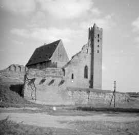 ruiny zamku XIII/XIV w. - widok ogólny, skan 1