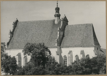 Zespół klasztorny - widok na kościół od strony płd., skan 1