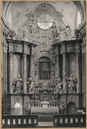 Zespół klasztorny - kościół, wnętrze, widok na ołtarz główny
 , skan 1