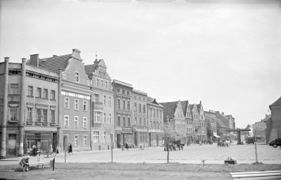 Rynek - pierzeja zabudowy miejskiej. Renesansowe elewacje frontowe., skan 1