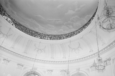 Palac - wnętrze: salon okrągły zw. biały. Sklepienie i dekor., skan 1