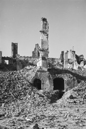 Zniszczona kamienica Fukiera. Gruzowisko., skan 1