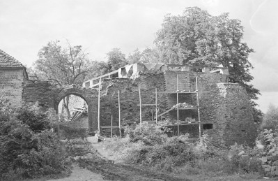 zamek - odbudowa, skan 1