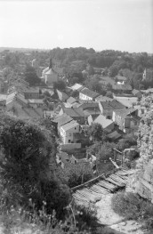 Zabudowa miasta z widokiem na kościół parafialny., skan 1
