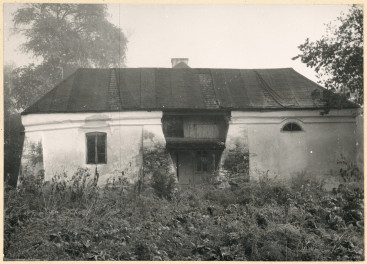 Dwór alkierzowy - widok elewacji bocznej płd. , skan 1