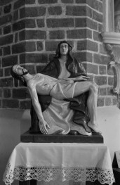 Kościół św. Jana Chrzciciela - figura na filarze przy prezbiterium, skan 1