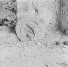 Fragment dekoracji rzeźbiarskiej w bramie budynku., skan 1