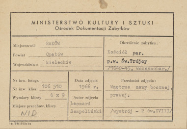 Kościół parafialny - wnętrze, widok nawy bocznej, wschodniej - metryczka, skan 1