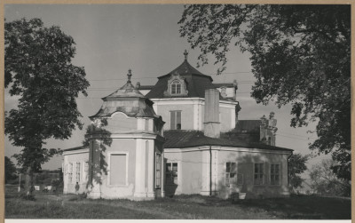Zespół pałacowy - widok pałacu i pawilonu od  strony zach. , skan 1