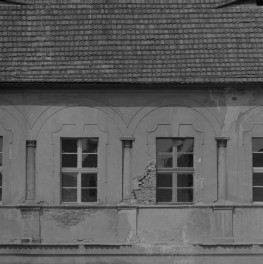 zamek Oppersdorffów - zamek dolny - dziedziniec - skrzydło północne - fragment elewacji - okna I piętra, skan 1