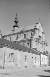 kościół parafialny pw. św. Bartłomieja - elewacja frontowa i boczna, skan 1