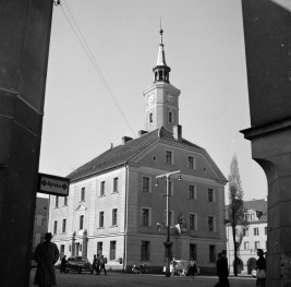 rynek - widok na południowo - wschodnią pierzeję, skan 1
