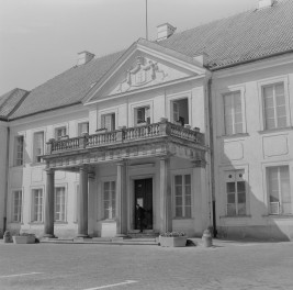 Pałac Potockich - portal wejściowy, skan 1