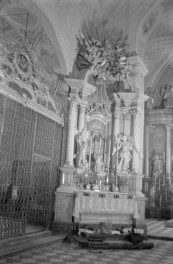 Kościół św. Anny - wnętrze: ołtarz boczny w transepcie, skan 1