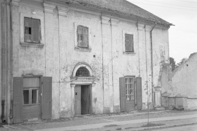pałac biskupi - elewacja, portal, skan 1