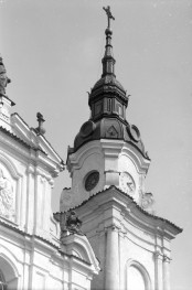 Bazylika mniejsza św. Anny - fragment wieży i jej zwieńczenie z sygnaturką., skan 1