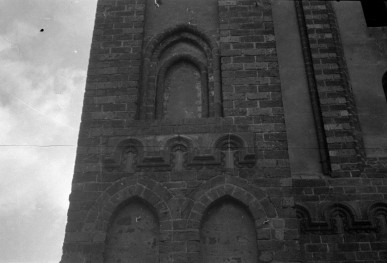 klasztor Cystersów - kościół pw. Najświętszego Serca Pana Jezusa - elewacja frontowa - fragment, skan 1