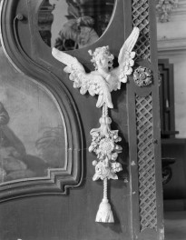 kościół, ob. parafialny pw. Wniebowzięcia Najświętszej Marii Panny - wnętrze: fragment dekoracji zaplecka, skan 1