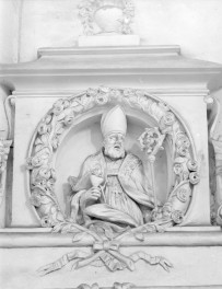 kościół pw. Najświętszej Marii Panny Na Piasku - wnętrze: portal kaplicy - fragment, zwieńczenie - popiersie św. Augustyna, skan 1