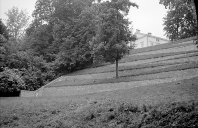 pałac Czartoryskich - park krajobrazowy - Tarasy Rampowe / schody angielskie - fragment, skan 1