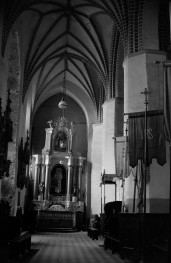Kościół Sw. Apostołów Piotra i Pawła - lewa nawa z widokiem na ołtarz boczny. Widoczne sklepienie gwiaździste., skan 1