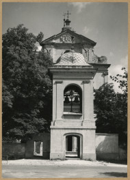 Kościół parafialny widok na dzwonnicę i szczyt fasady, skan 1