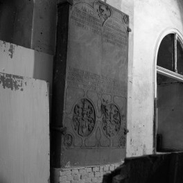 zespół klasztorny dominikanów, kościół pw. Najświętszej Marii Panny, obecnie galeria sztuki EL - wnętrze: krużganki - epitafium, skan 1