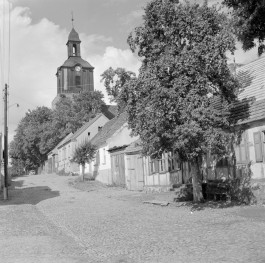 zabudowa miejska, domy i wieża kościoła św. Ducha, skan 1