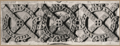  Zespół klasztorny Dominikanów - kościół , fragment ceramicznego fryzu, skan 1