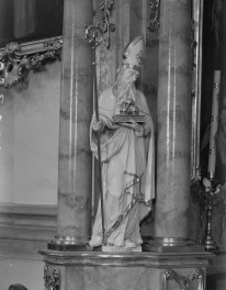 sanktuarium św. Jadwigi Śląskiej - kościół: barokowy ołtarz nawa główna obok ambony, figura, skan 1