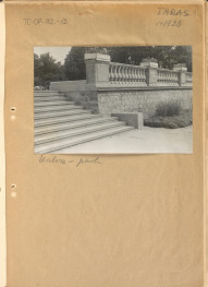 fotografia czarno-biała na karcie, przedstawiająca widok tarasu przy teatrze im. Bogusławskiego w Kaliszu, opis: „Taras ~1920, Kalisz-park”, skan 1