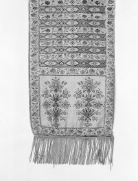 Muzeum Diecezjalne - zbiory - pas jedwabny dwustronny - Lyon /1789 - 1792 rok/ - głowa i wciąża /fragment/ - awers, skan 1