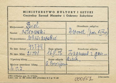 Dworek drewniany - widok na ganek w elewacji ogrodowej - metryczka, skan 1