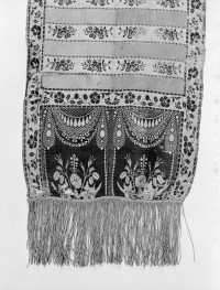 Muzeum Diecezjalne - zbiory - pas jedwabny trójstronny - Gdańsk /1793 rok/ -  głowa i wciąża /fragment/ - awers, skan 1