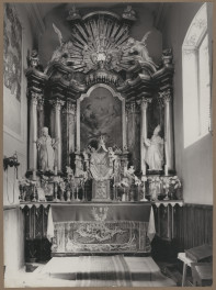 Kościół parafialny św. Trójcy -  wnętrze, widok na ołtarz główny, skan 1