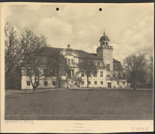 fotografia czarno-biała na karcie przedstawiająca widok pałacu według opisu w miejscowości Wronów z publikacji: A. Duncker, „Die Landlisch Wohsitze…”. Tom 3, skan 1