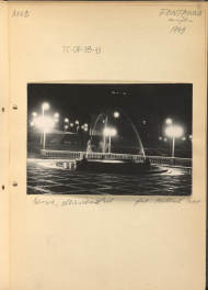 fotografia  z pieczątką Instytutu Urbanistyki i Architektury (numer zdjęcia 84) czarno-biała na karcie, przedstawiająca według opisu: „Mod., Fontanna miejska 1949, W-wa, Mariensztat”, skan 1