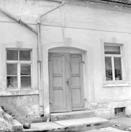 zespół zagrodowy - dom ul. Leśna nr. 4 - elewacja frontowa - fragment - drzwi wejściowe, skan 1