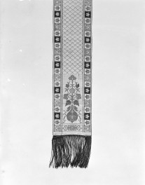 Centralne Muzeum Włókiennictwa - zbiory - półpasek jedwabny dwustronny - /XIX/XX wiek/ - głowa i wciąża /fragment/ - awers, skan 1