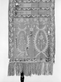 Muzeum Diecezjalne - zbiory - pas jedwabny czterostronny - Kobyłka /1781 - 1784 rok/ - głowa i wciąża /fragment/ - awers, skan 1
