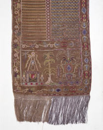 Muzeum Narodowe  - zbiory - pas bawełniany haftowany dwustronny - Polska /XVIII wiek/ - głowa i wciąża /fragment/ - awers, skan 1