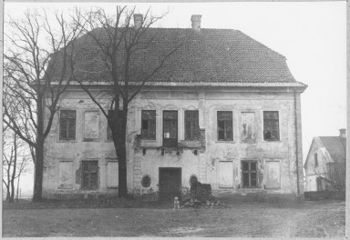 Pałac - widok elewacji frontowej - wsch., skan 1