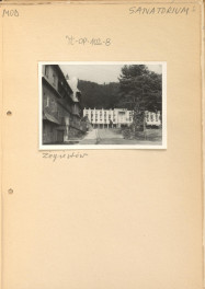 fotografia czarno-biała na karcie, przedstawijąca według opisu: „Mod., Sanatorium. Żegiestów”, widok Domu Zdrojowego, skan 1