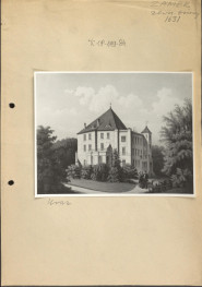 czarno - biała fotografia na karcie przedstawiająca reprodukcję zamku w miejsowości Uraz wraz z otaczającą zielenią; dopisek: " Zamek zewn. osiowy, 1631", skan 1