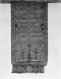 Centralne Muzeum Włókiennictwa - zbiory - pas lity jednostronny - Grodno /1768 - 1780 rok/ - głowa i wciąża /fragment/ - awers, skan 1