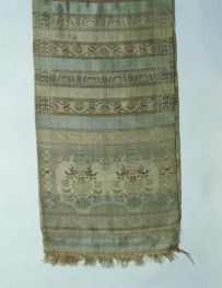 Muzeum im. Kazimierza Pułaskiego - zbiory - pas jedwabny dwustronny - Rosja /XVIII wiek/ - głowa i wciąża /fragment/ - awers, skan 1