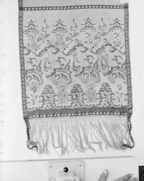 Muzeum Diecezjalne - zbiory - pas jedwabny jednostronny - Chiny /XVIII wiek/ -  głowa i wciąża /fragment/ - awers, skan 1