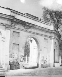 pałacowa brama wjazdowa z kordegardą, skan 1