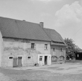 zespół zagrodowy - dom ul. Górnicza nr. 17 / stodoła - elewacja frontowa - fragment, skan 1